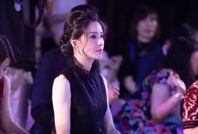 56岁的李若彤怎么保持身材的,小龙女李若彤健身前后对比