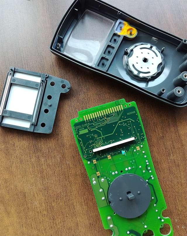 为何美国FLUKE15B比国产万用表耐用？拆机一看，你就明白了