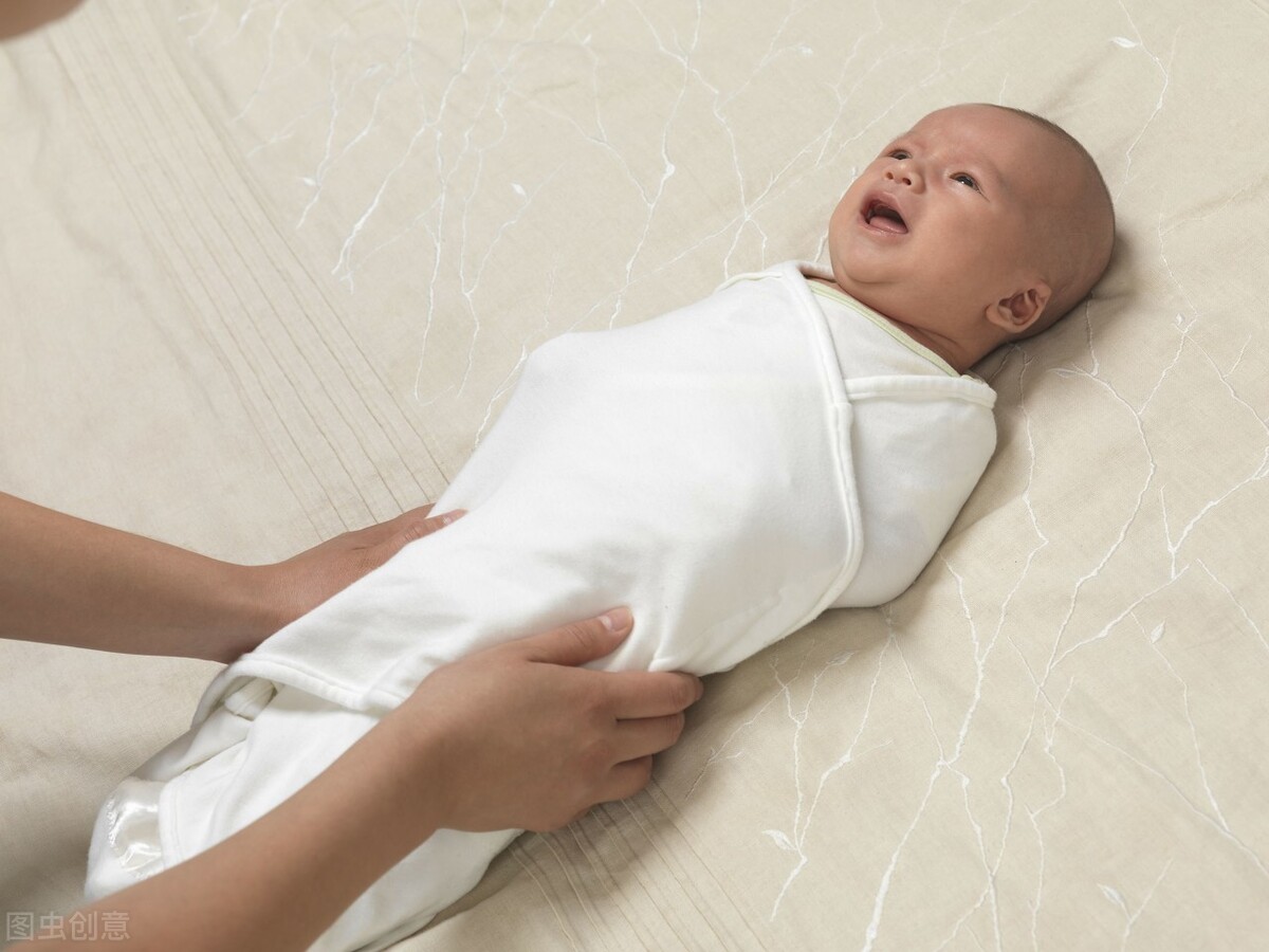 新生儿裹襁褓反而睡不好,新生儿裹襁褓作用