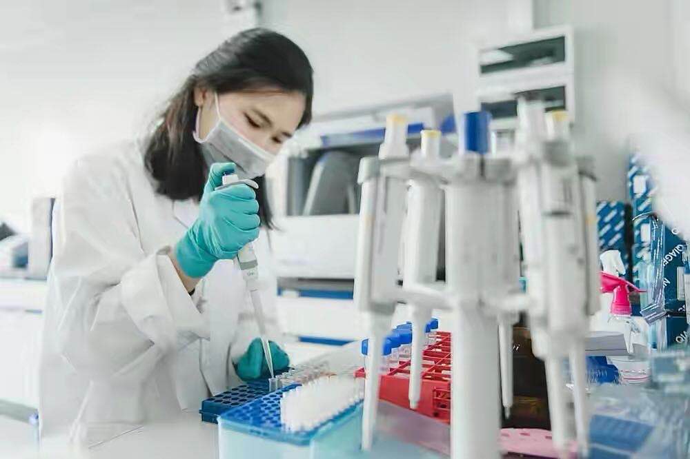 亲子鉴定发现双胞胎孩子不是亲生,父母带双胞胎做亲子鉴定