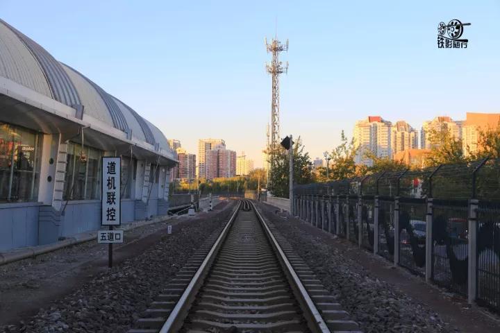 行人车辆请注意火车就要来了,行人车辆请注意火车来了不要抢道