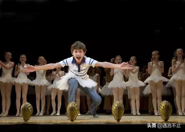 乔治穿芭蕾被嘲讽性别刻板印象,乔治小王子跳芭蕾视频