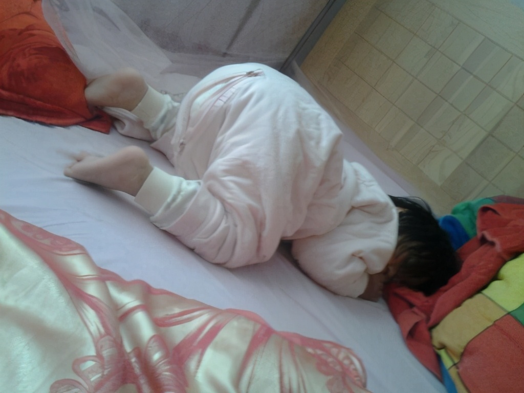 婴儿翻身憋了几秒没事吧,宝宝刚翻身翻过去就哭闹怎么回事