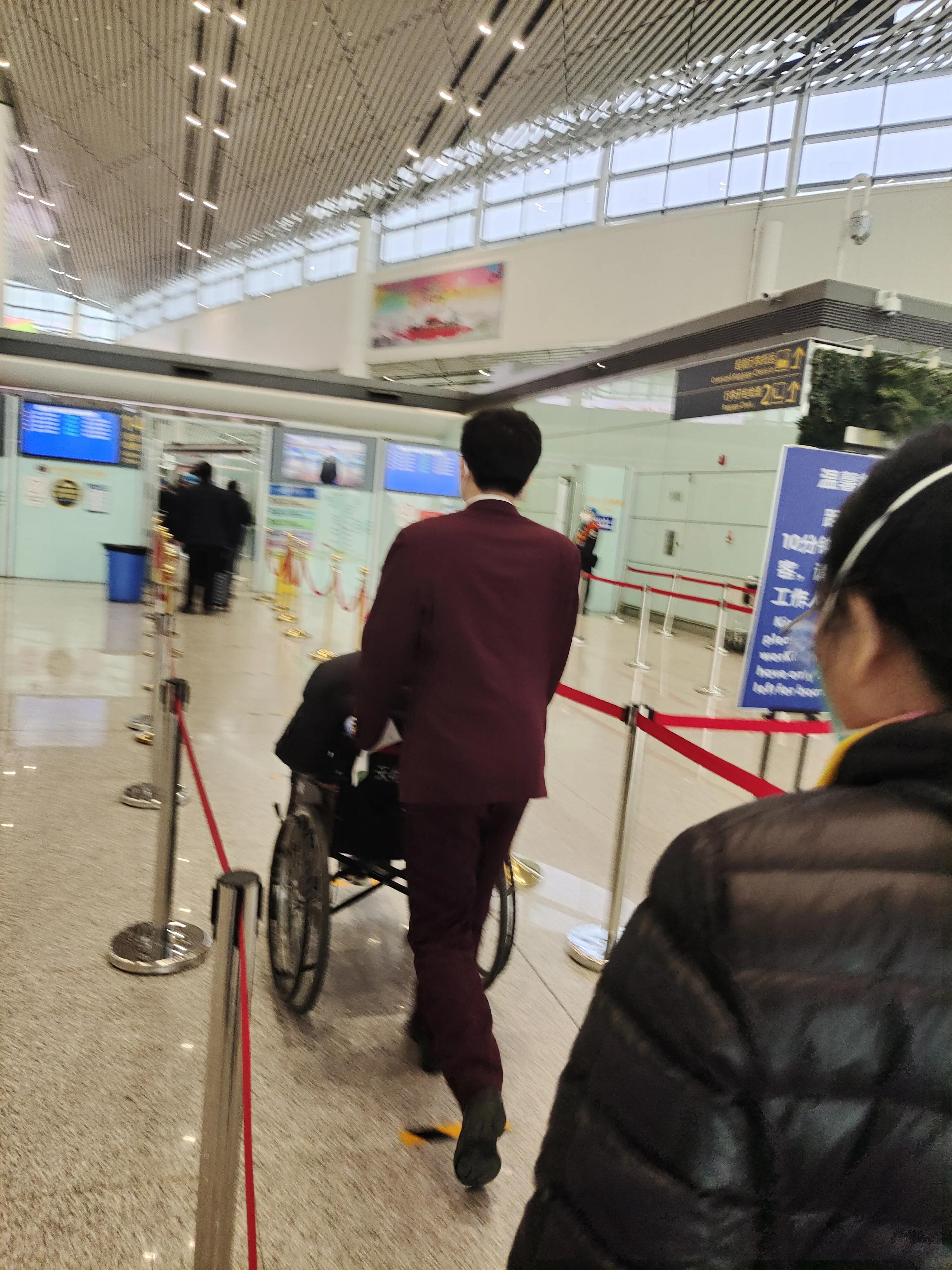 残疾人坐轮椅可以乘坐高铁,残疾人能坐轮椅上飞机吗