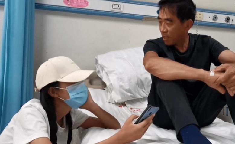 浙江29岁农村女孩白手起家摆地摊 (女大学生回乡摆摊创业)