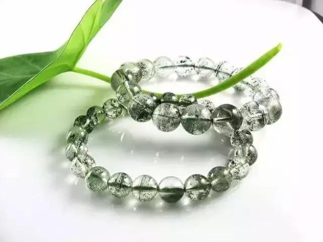 碧玺和水晶有什么区别,碧玺是水晶吗里面有瑕疵是真的吗