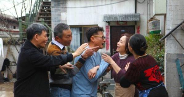 “你剁肉吵到我孩子午睡了”，邻居当面对质，家长的回怼大快人心