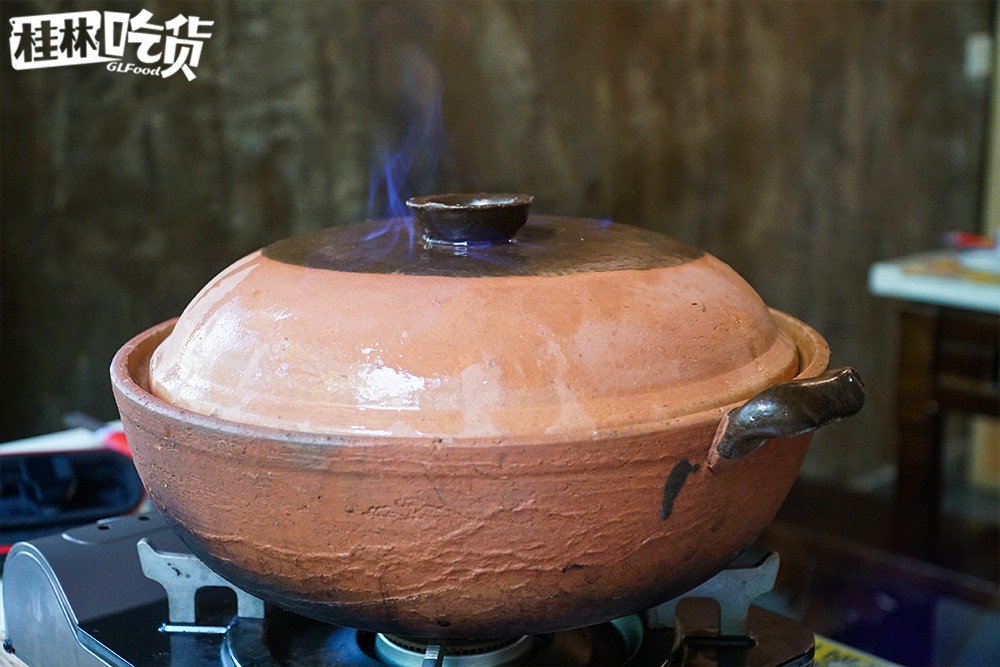 这家店惊现养生辣锅?!吃之前还要先“玩火”!