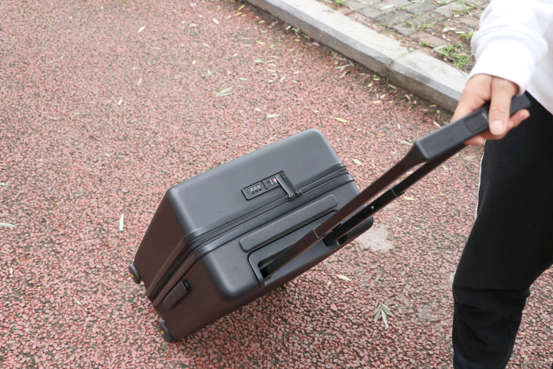 地平线8号对比外交官拉杆箱，滚轮之处见高低，颜值与实力之选！