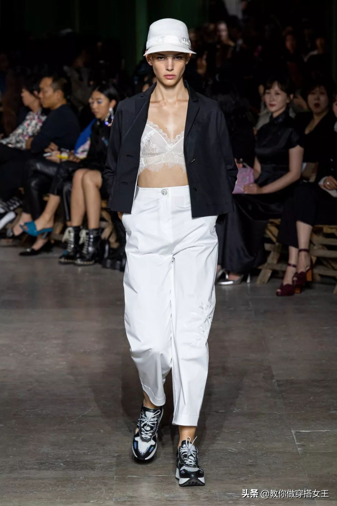 2020最潮搭配少不了这一条工装裤,初秋工装裤搭什么上衣