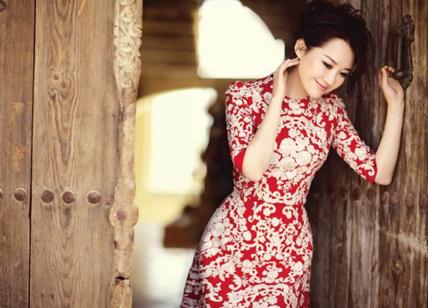 学她这样保养，50岁都不会有黑眼圈，秘密全靠这支「小黑管」