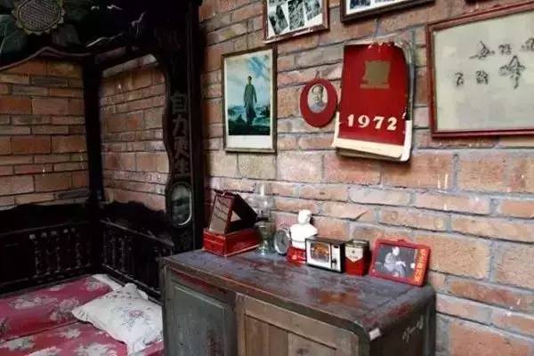 嫌工资低辞职光脚坐在火车站,成都市副市长辞职