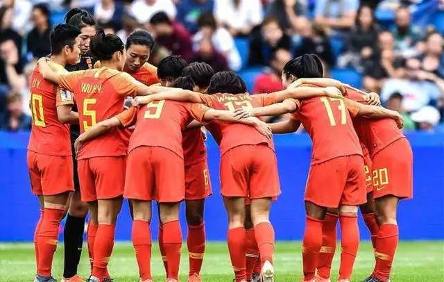 铿锵玫瑰美丽绽放女足夺冠,铿锵玫瑰姑娘