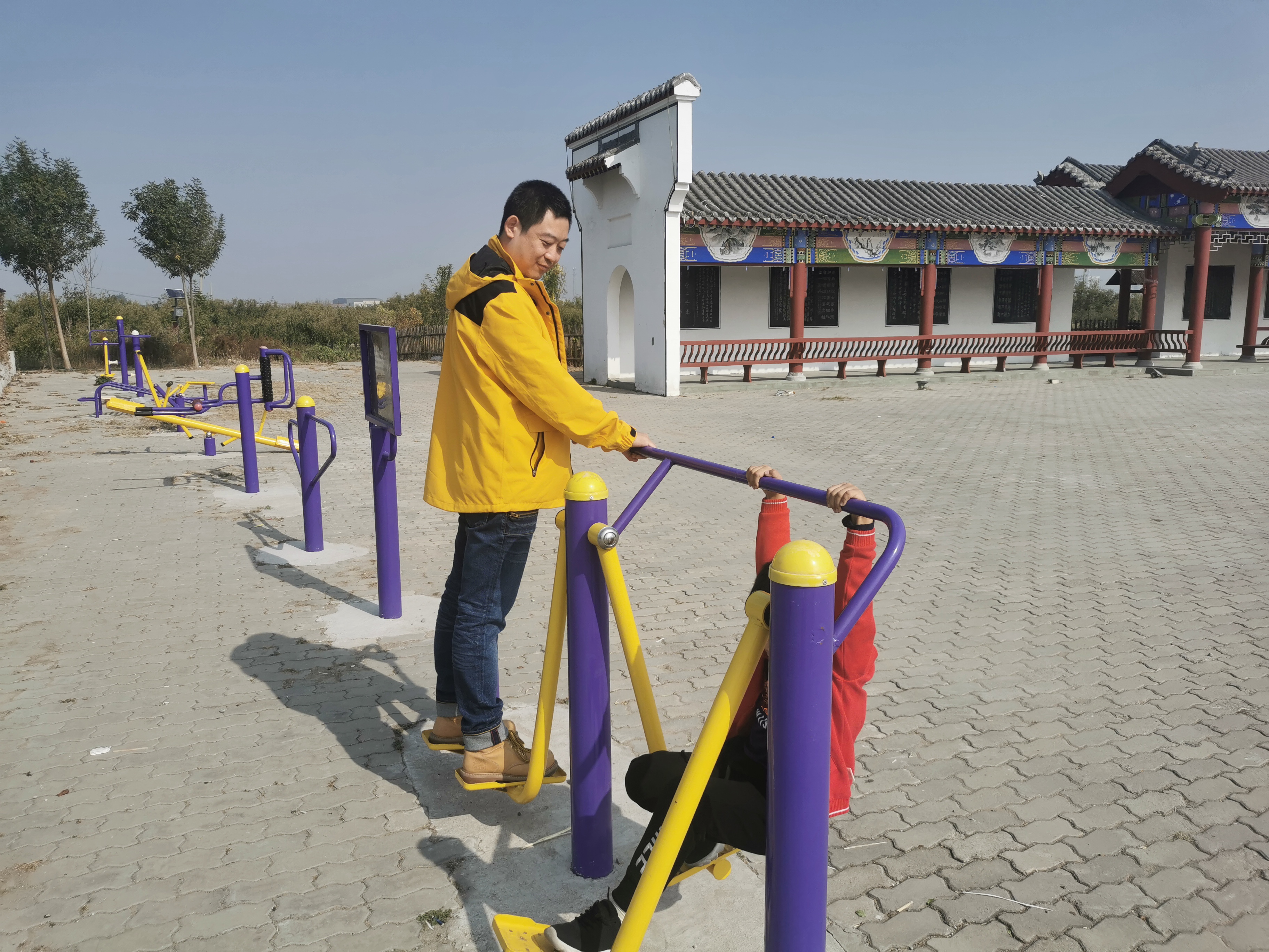 沙乐华明星同款冲锋衣,沙乐华和哥伦比亚冲锋衣哪个好