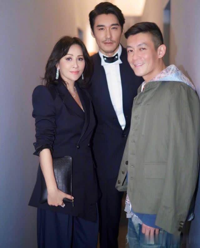 真爱总在酒吧遇见?胡兵又被曝酒吧密会,曾进错特殊酒吧照样热舞