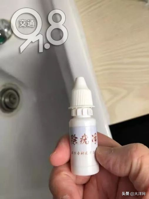 男孩被化学药水弄了眼睛,强酸液体滴进孩子眼睛