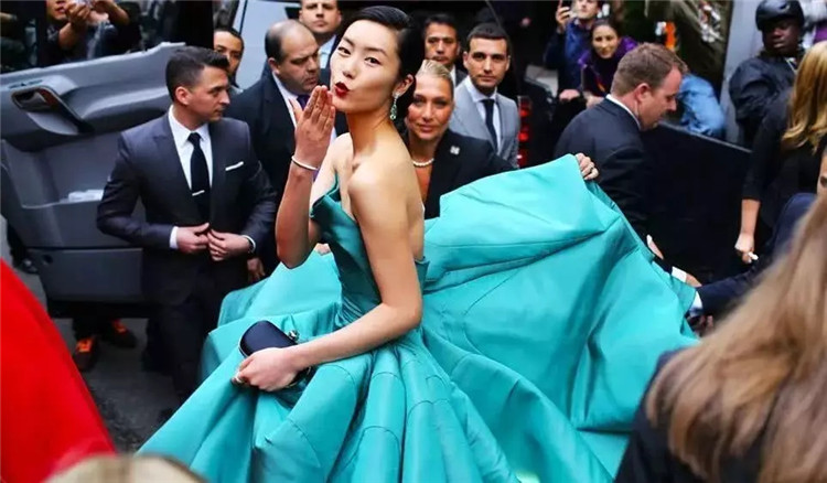 破产的辛德瑞拉ZacPosen！看来裙子再好看，人们买不起也没用