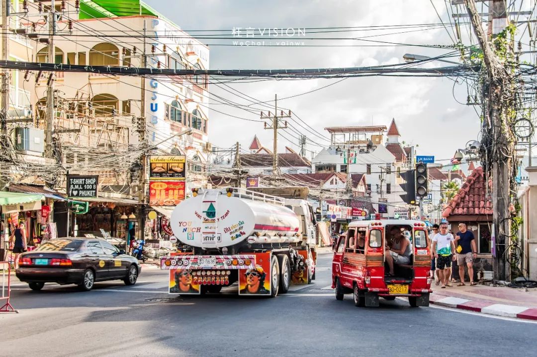 繁华熙攘，从海滩到山路的芭东（Patong）风情