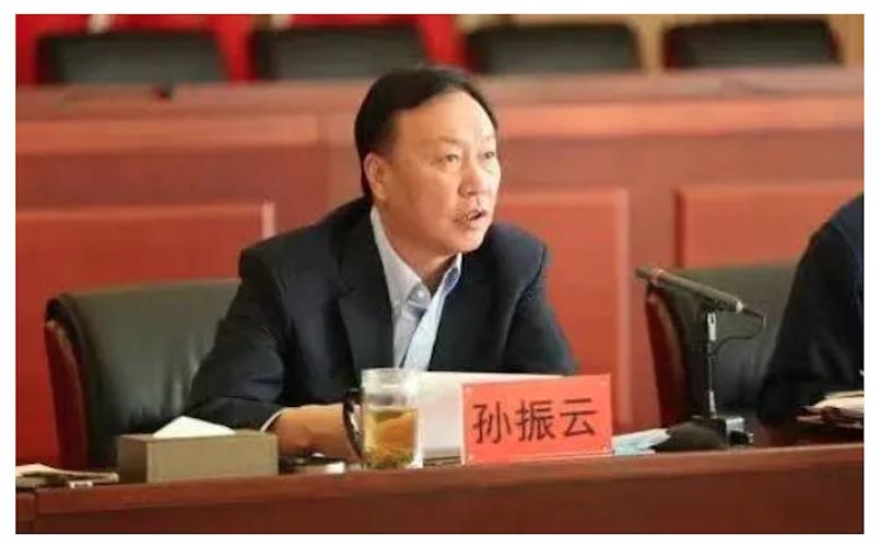 老上级是“教父级黑老大”的保护伞,如今,他也犯了同一个错