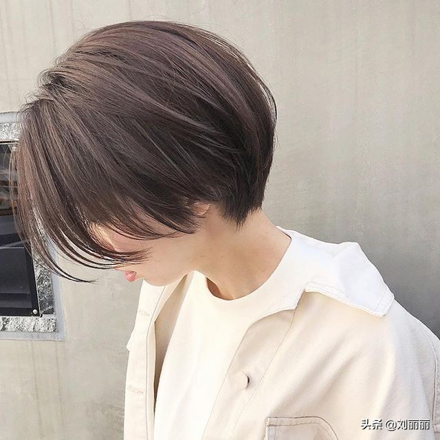 最新短发气质洋气女,女性头发稀疏适合的短发40岁左右