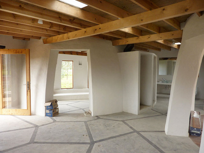 几袋水泥值几个钱，回家浇个水泥地加钢条，比瓷砖木板都结实好看