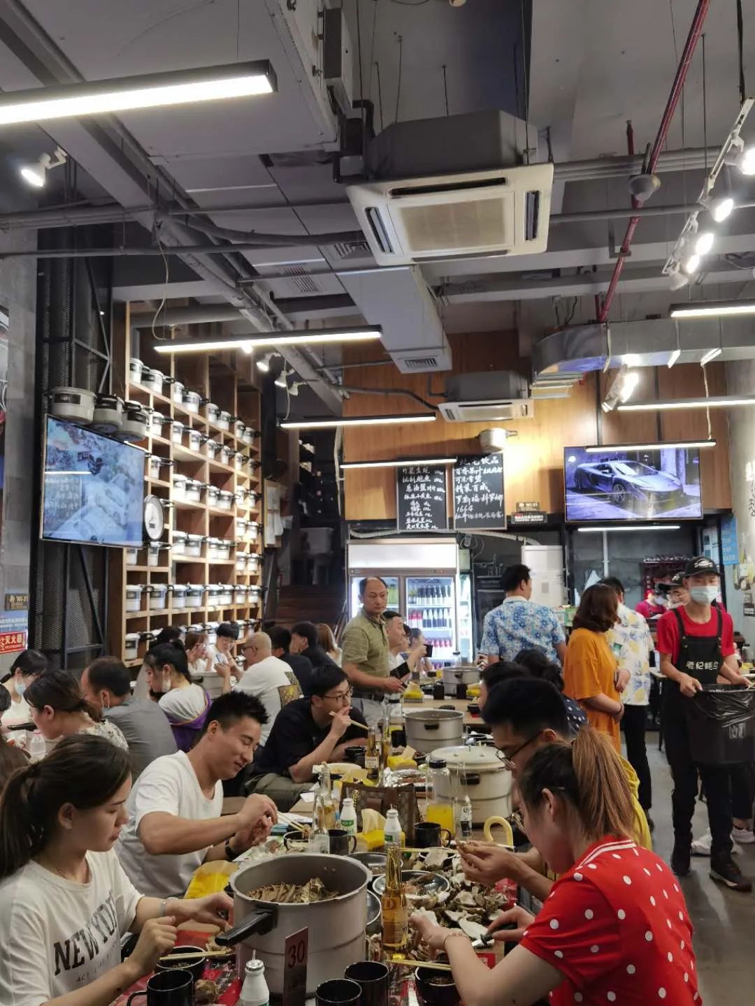 夏天适合出来吃小龙虾喝啤酒,夏天最重要的事喝啤酒吃小龙虾