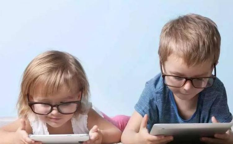 怎样才能让孩子讨厌玩手机,孩子喜欢玩手机怎么解决