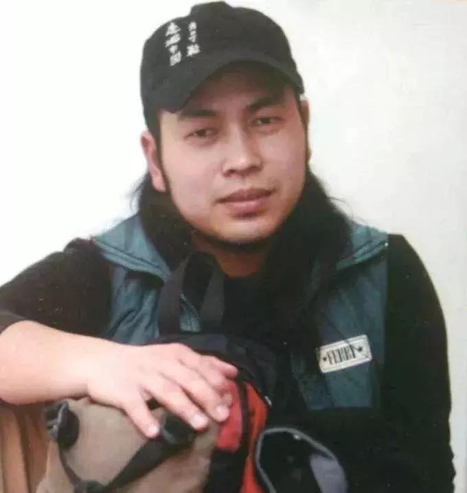 走遍中国的“寻鞋哥”来了!这回居然换上“军乐造”