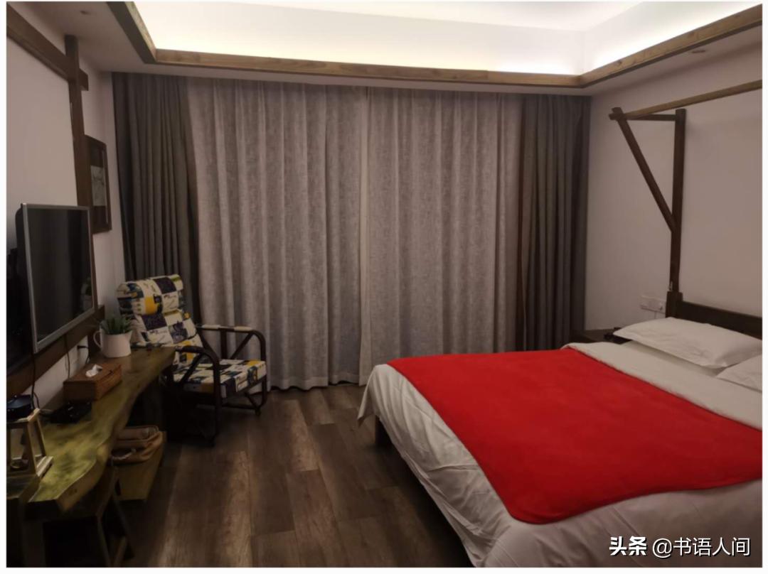 在山上被猴子追,张家界黄石寨的猴子抢东西视频