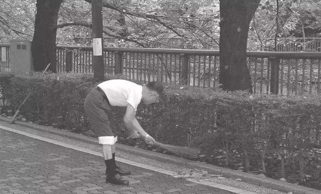 可敬！日本“扫除道”创始人,坚持清扫厕所55年,年收入1400亿日元