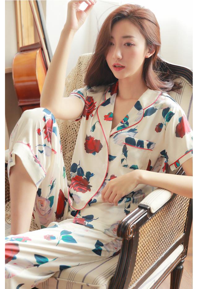 吴昕穿睡衣现身机场,吴昕油光满面现身机场似油腻少女