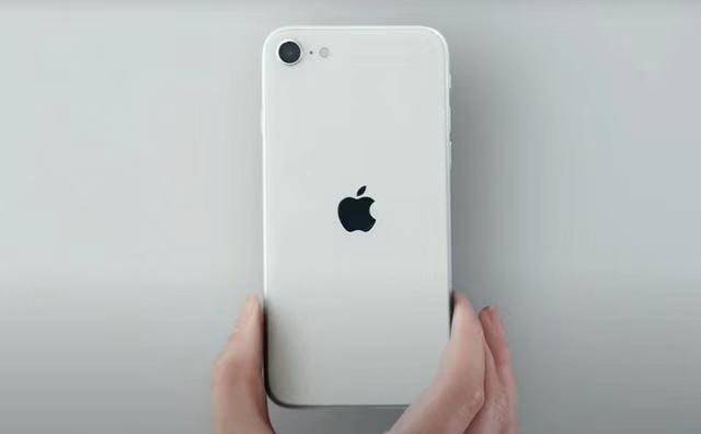 同事用大额头iPhone7,虽被办公室人取笑,但心态却真好