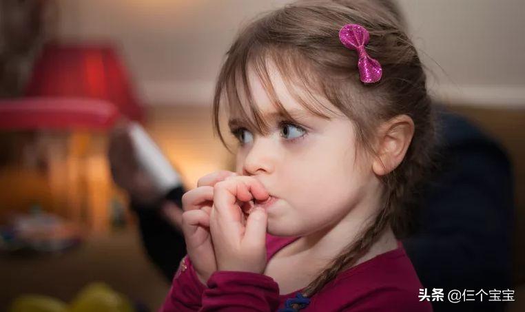 孩子总是咬衣服咬被子是怎么回事,孩子为啥老爱咬衣服