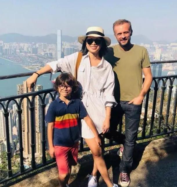 这个敢在客厅挂“*爱性**关系”画的妈妈,太飒了