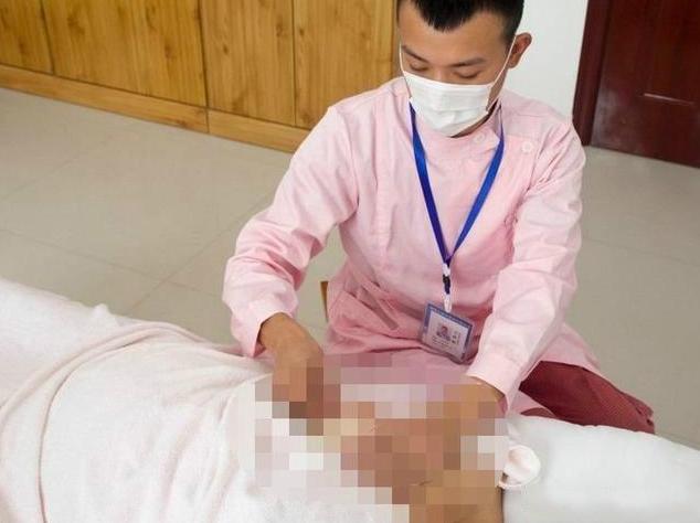 宝妈偷找男性催乳师，被丈夫当场撞见，丈夫大发雷霆：真不要脸