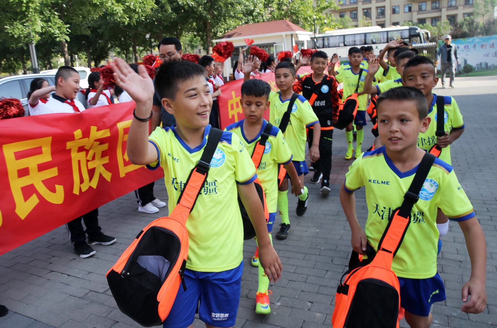 一场友谊赛两地连心情，津南、和田两地足球小子以球会友