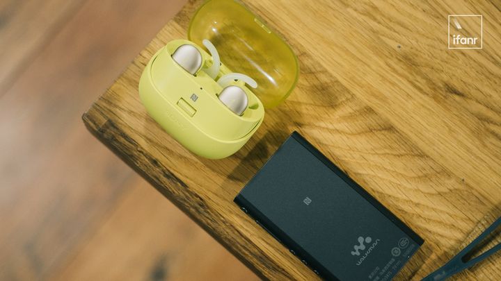 索尼wf-sp800n评测,索尼wf-sp900耳机佩戴