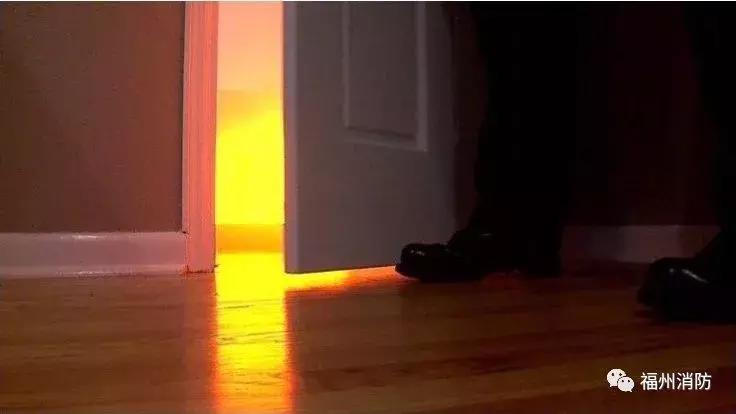 晚上睡觉不关卧室门有什么危害,睡觉卧室门关不关好吗