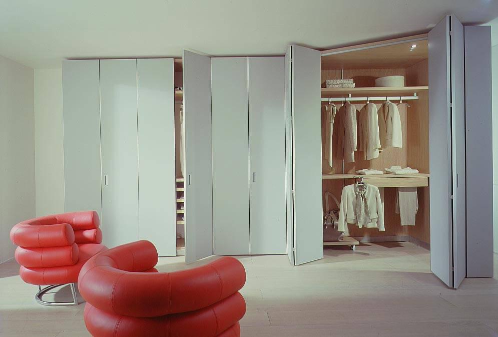 柜门推拉门和平开门哪个好,衣柜推拉门跟平开门哪个更实用