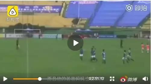 小学生踢球踢出世界波,足球小子起脚射门