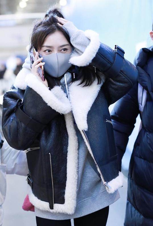 秦岚闪耀的她穿搭翻领毛衣,秦岚黑色羊羔毛