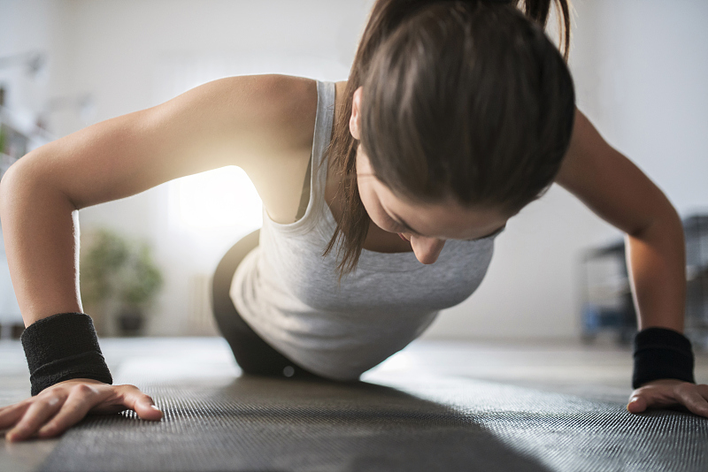 穿吊带有副乳快速处理,穿衣服有副乳怎么遮盖副乳