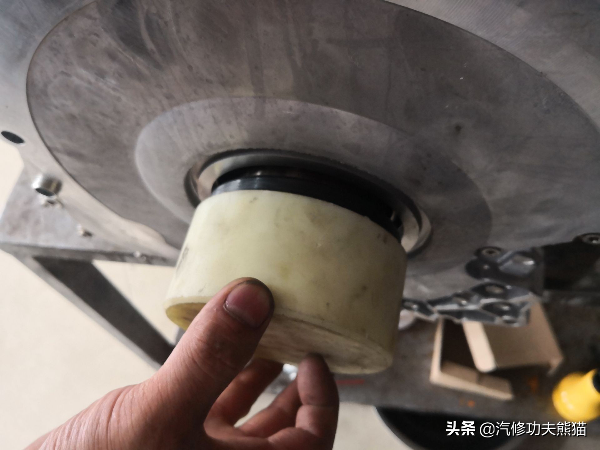 奥迪a8l烧机油严重有什么征兆,奥迪a8l烧机油现象普遍吗