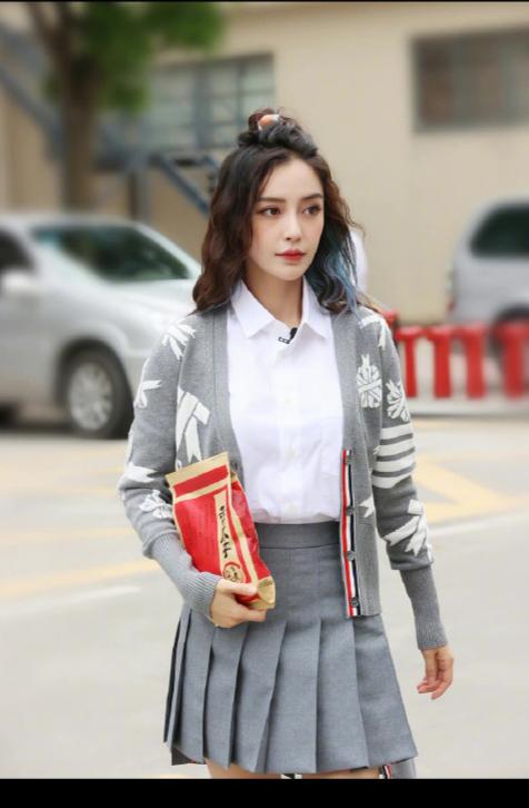 适合夏天的挑染发型,今年流行的发型和挑染颜色