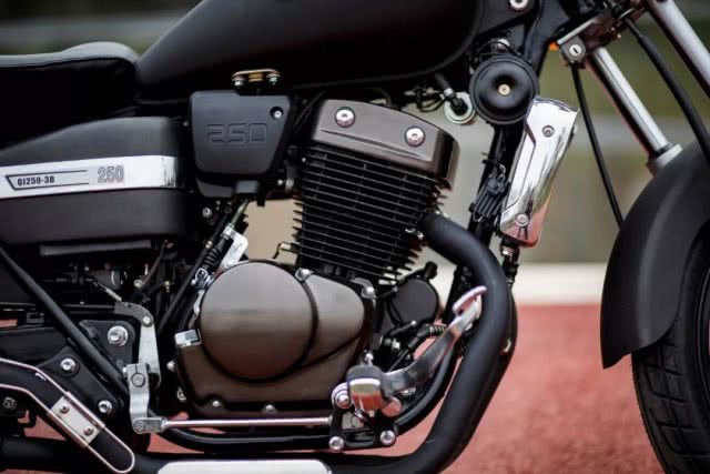 1.68万元的国产太子车,造型经典,250cc水冷引擎,极速114