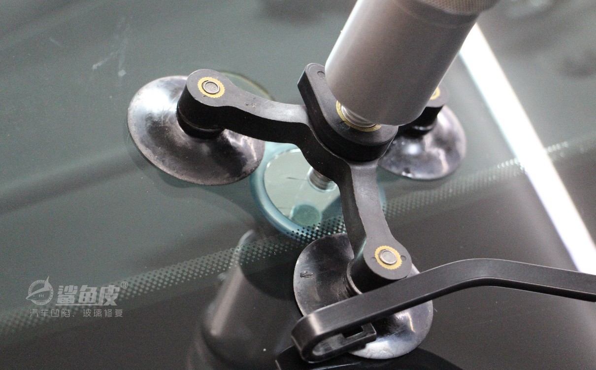 汽车玻璃裂纹可这样修复,502胶水能修复玻璃裂纹吗