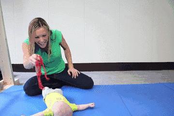 育婴师实操视频辅助翻身,如何教宝宝翻身