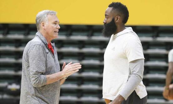 火箭罚了34球输掉关键一战,火箭塔克低级失误