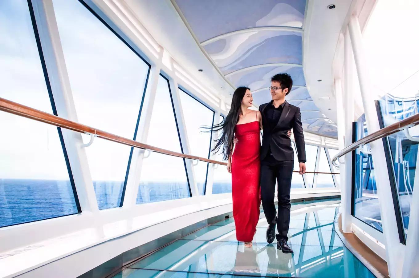 环球蜜月的小两口，免费上了一座价值8亿欧元的邮轮