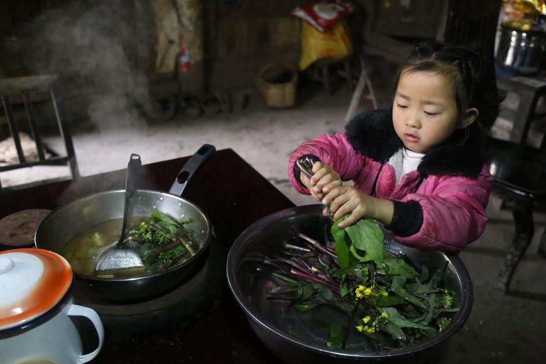 最美孝心少年王安娜：爸爸坐牢，妈妈离家出走，6岁撑起三代之家